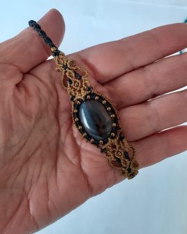Bracelet macrame noir et or agate grise