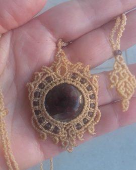 Collier ethnique beige macrame améthyste