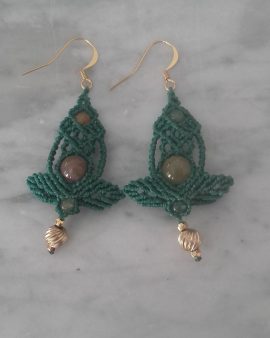 Boucles d&rsquo;oreille boho vertes en macrame avec agates