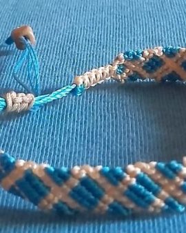 Bracelet amitié en macrame bleu beige