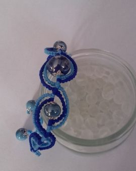 Bracelet macrame perles bleues entrelacées
