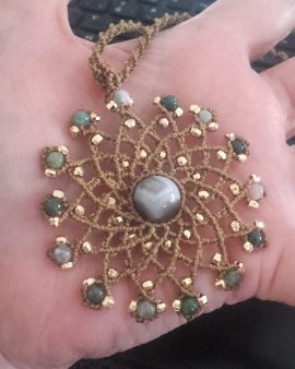 Pendentif macrame rosace agates indiennes
