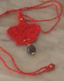 Pendentif macrame fleur de lotus rouge