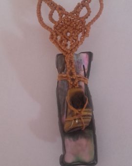 Collier macrame oeil de tigre sur lit de nacre