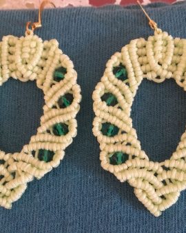 Boucles d&rsquo;oreille pistache et cristaux verts