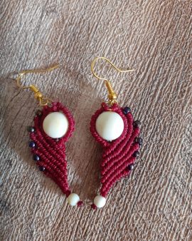 Boucles d&rsquo;oreilles rouge foncé perle ivoire