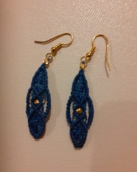 Petites boucles d&rsquo;oreilles bleues avec perle dorée
