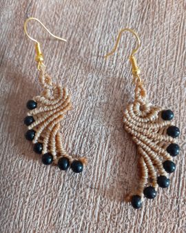 Boucles d&rsquo;oreilles en éventail beige et perles noires
