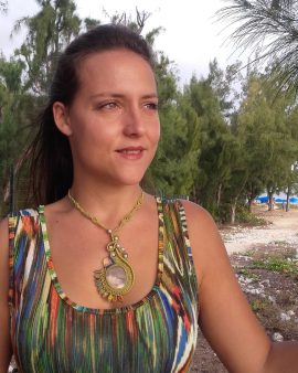 Collier asymétrique vert avec agate et perles oeil de chat