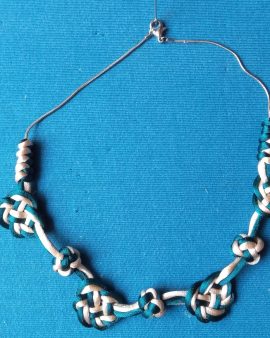 Collier noeuds chinois sur chaine argentée