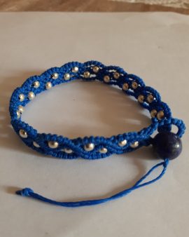 Bracelet bleu avec perles argentées