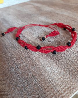 Bracelet rouge, perles noires